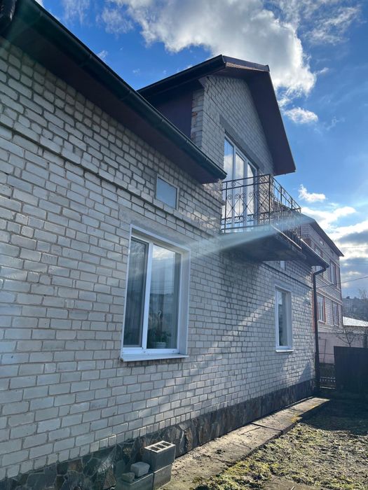 Будинок цегляний Якісний З ремонтом та з садом та Хоз Приміщенням