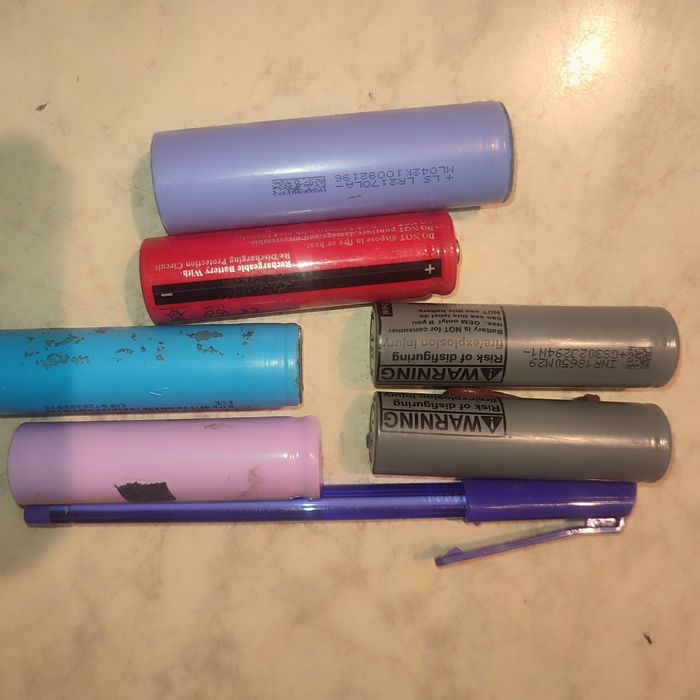 Akumulatory 40szt 18650  uszkodzone