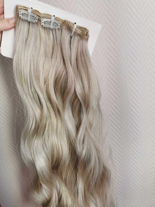 Doczepiane włosy clip in 65 cm srebrny blond fale
