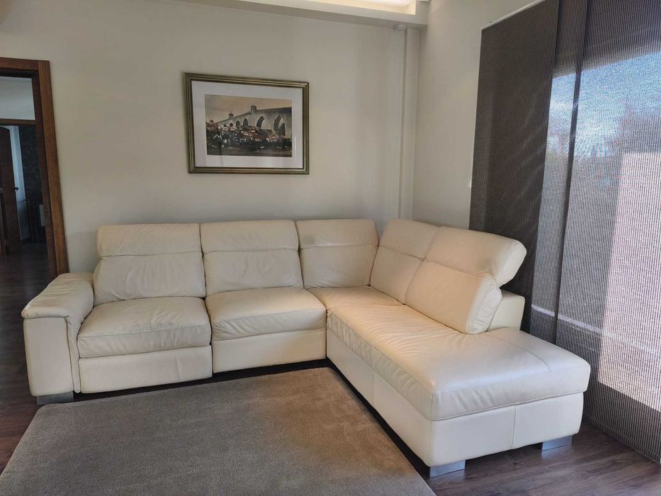 Sofá em pele da Chateaux Dax com Chaise Long e Relax