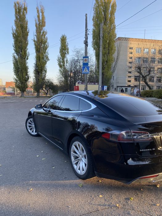 Tesla model S P85+