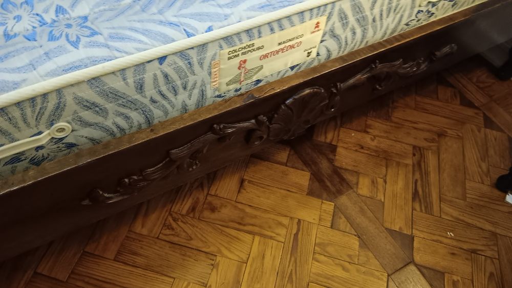 Cama de solteiro em madeira