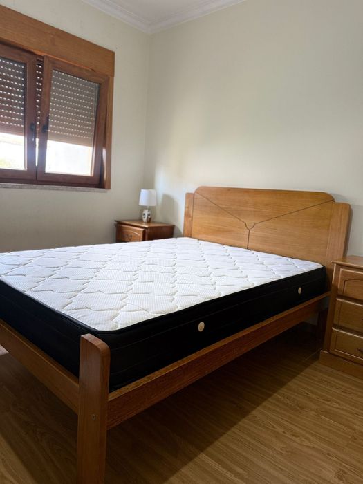Conjunto cama 140cm madeira + mesas cabeceira + colchão + cómoda