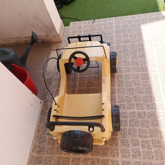 Jeep para criança a pedais