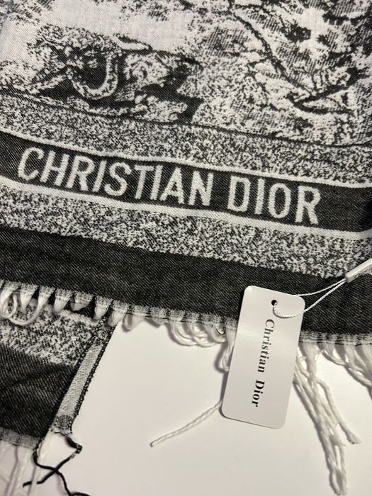 szalik Dior.