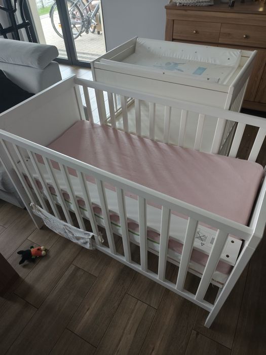Łóżeczko i przewijak IKEA