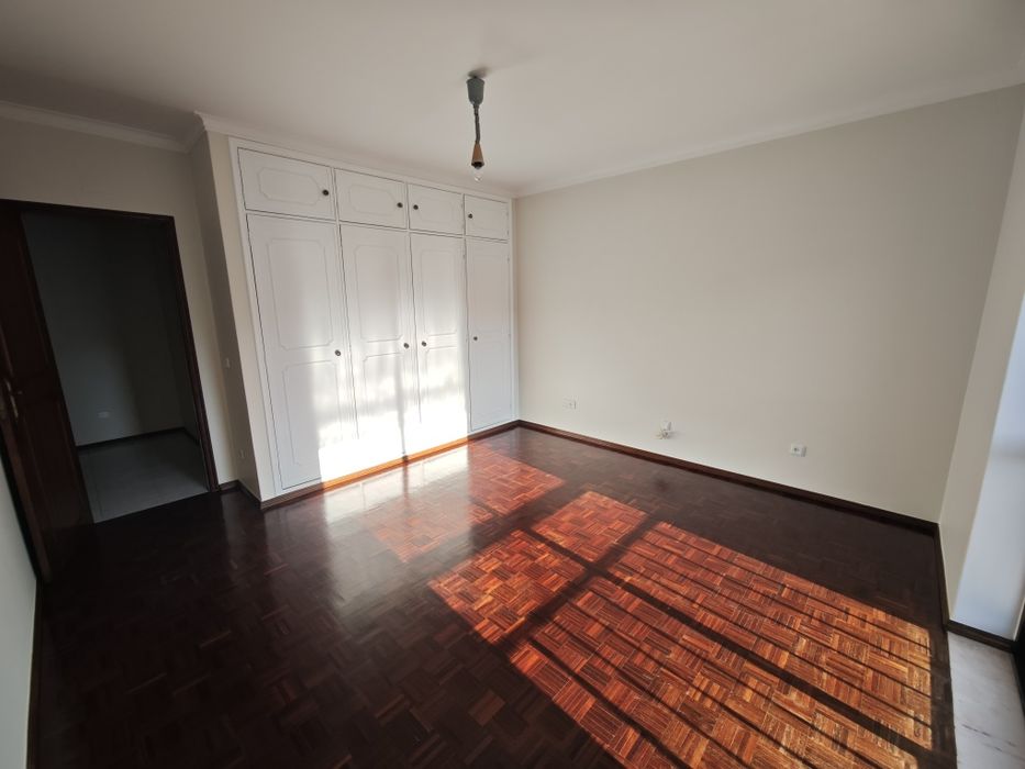 Apartamento T3 com garagem no centro de Leiria