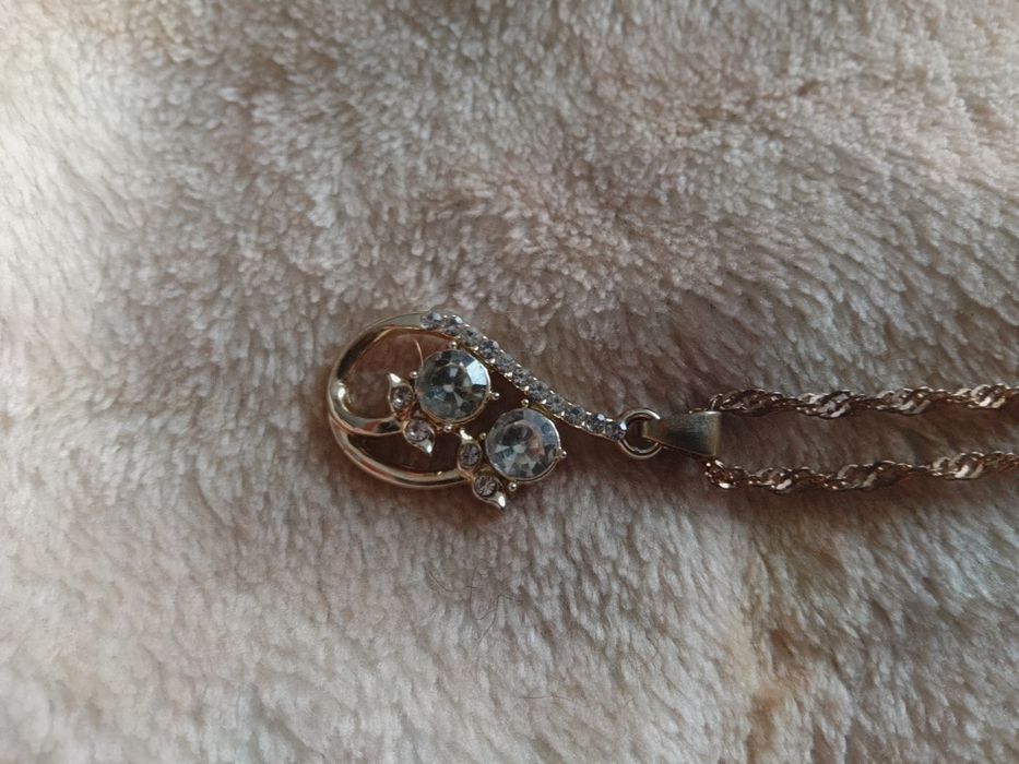 Złoty wisiorek z kryształem