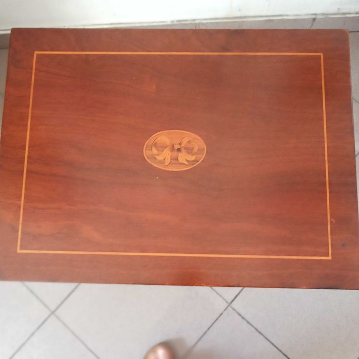 Mesa de apoio tipo tabuleiro com pés
