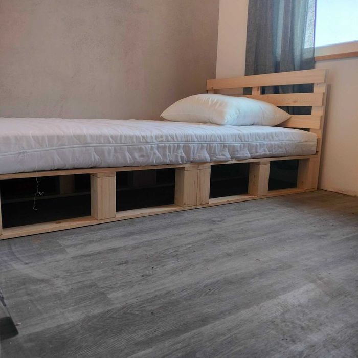 Łóżko z palet, podświetlane