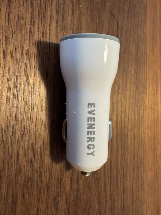 carregador de isqueiro para carro da marca Evenergy, com duas portas USB-A, cada uma de 2,1 A