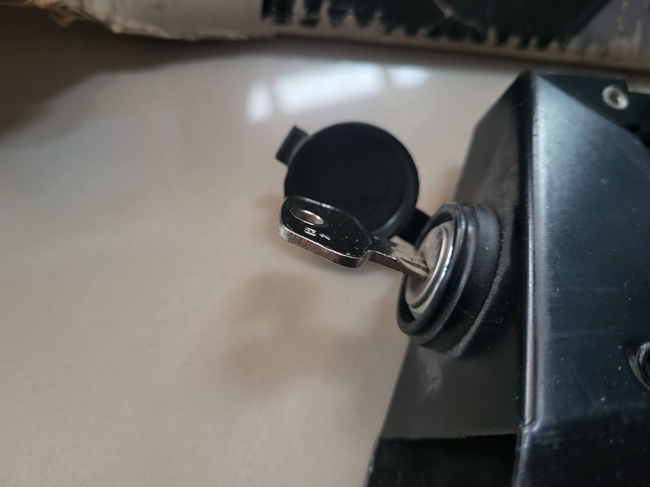 Uchwyty na narty nowy  bagażnik mocowanie