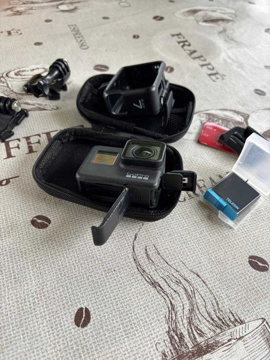 GoPro Hero 7 Black, 2 baterias, cartão SD e vários acessórios