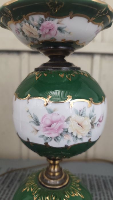 Candeeiro decorativo com base em metal e corpo em cerâmica pintada