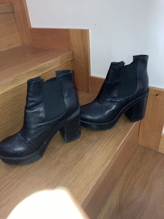 Botins pretos compensados