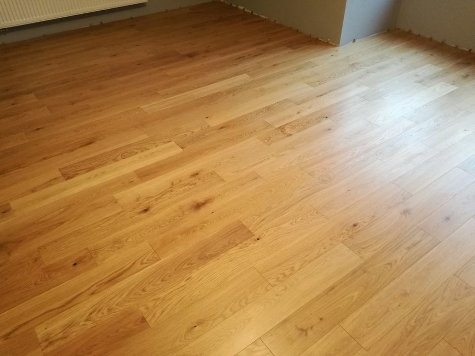 Montaż paneli desek podłogowych paneli winylowych