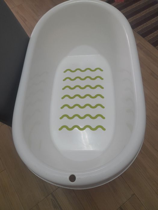 Banheira para bebé branca e verde do Ikea usada em bom estado.