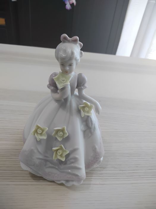 A estatueta de porcelana.