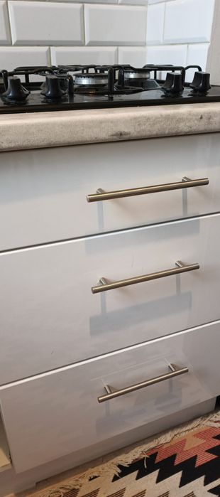 Meble kuchenne wraz z płytą gazową i zlewem