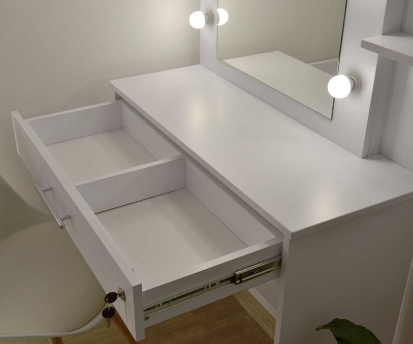 Макияжный гримерный туалетный визажный стол и зеркало с подсветкой