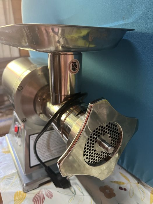 Estou vendendo um moedor de carne profissional.