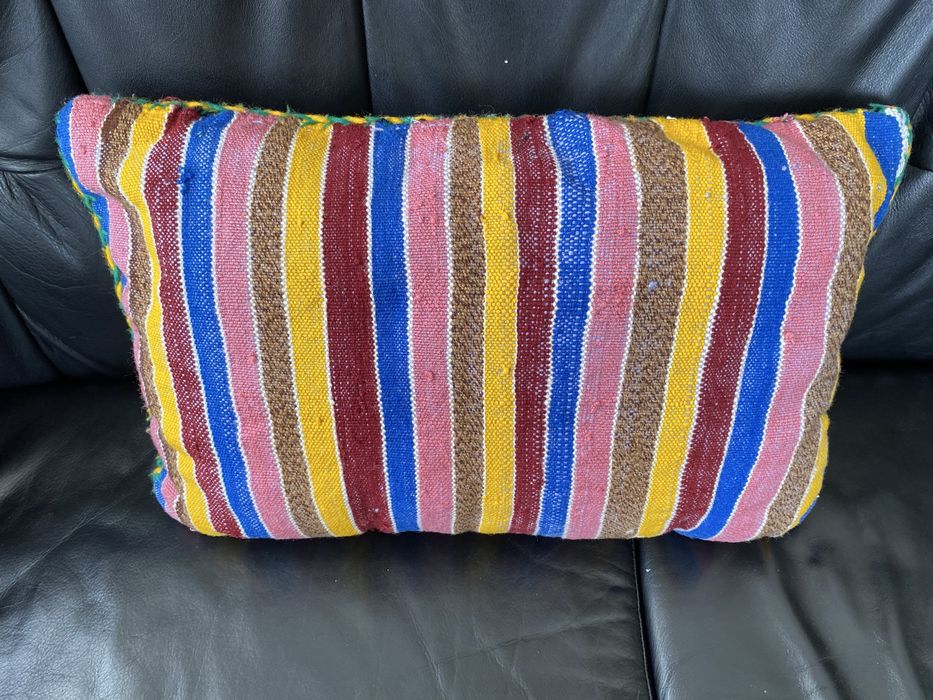 Almofada berbere bordada à mão