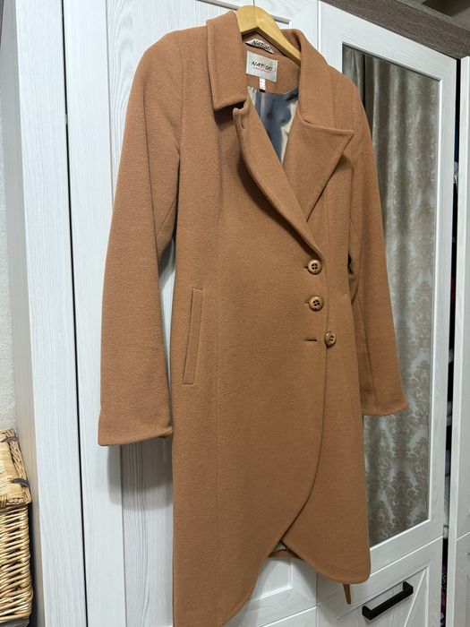 Коричневе пальто.