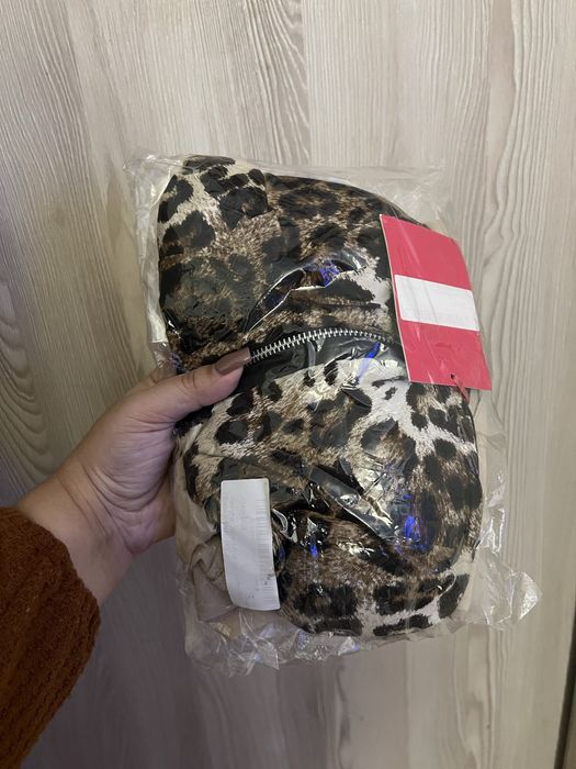 Vestido Boohoo padrão leopardo e bege