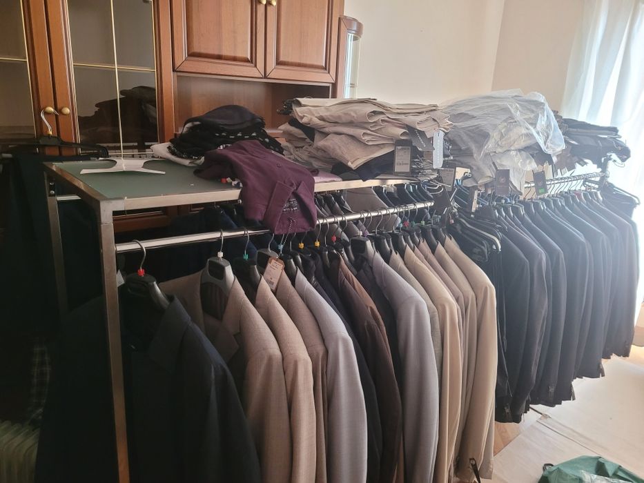 Меблі та обладнання для магазину одягу