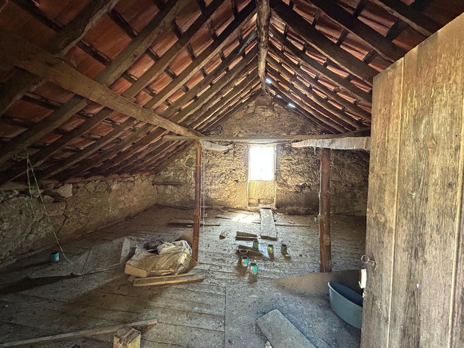 Troco casa de pedra para restauro em autocaravana