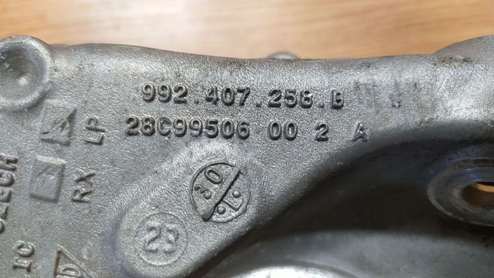 Porsche 911 992  цапфа поворотний кулак правий передній 992407258b