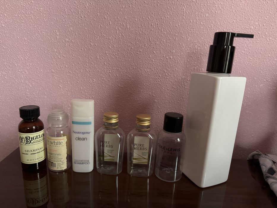 Баночки пустые из под кремов, духов и т.д.