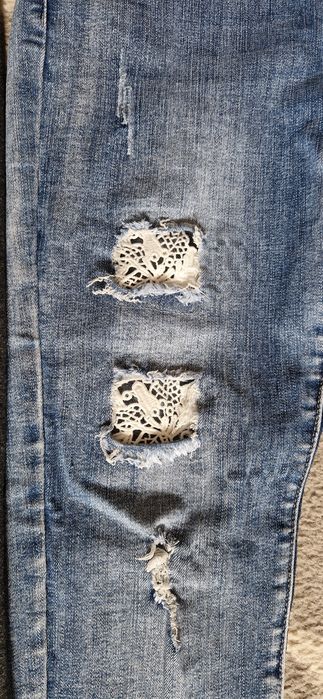 Spodnie L Jeans z dziurami i koronką