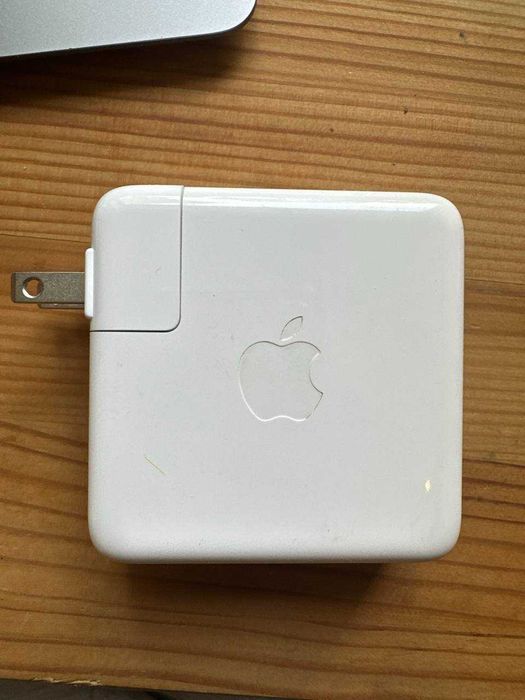 Продаю MacBook Air 13" (2020, M1)
