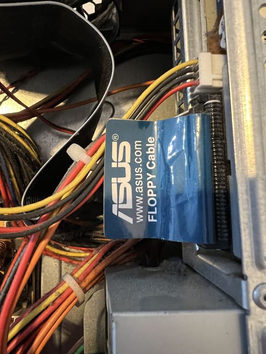 Computador da marca Asus427553611087226884