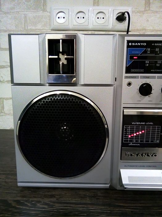 SANYO M9811LU Stereo Radio Cassette Recorder 1984