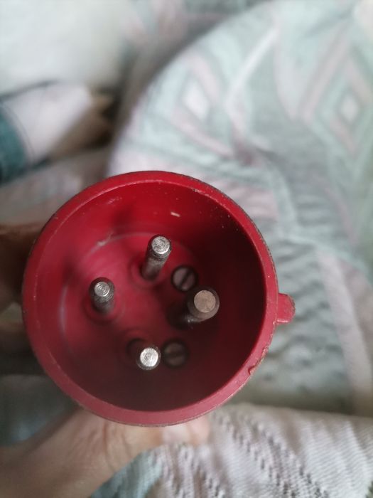 Ficha trifásica vermelha