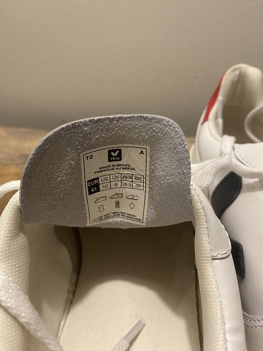 Tenis brancos da marca Veja.