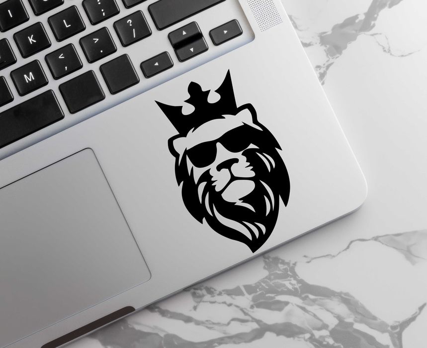 Naklejka LION KING, KRÓL LEW - 14x8cm - na telefon, laptop, samochód