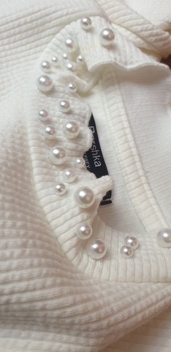 Biała obcisła elastyczna bluzka z kołnierzem w perły