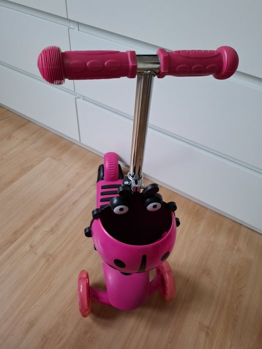 Różowa hulajnoga dziecięcia trójkołowa, koła led