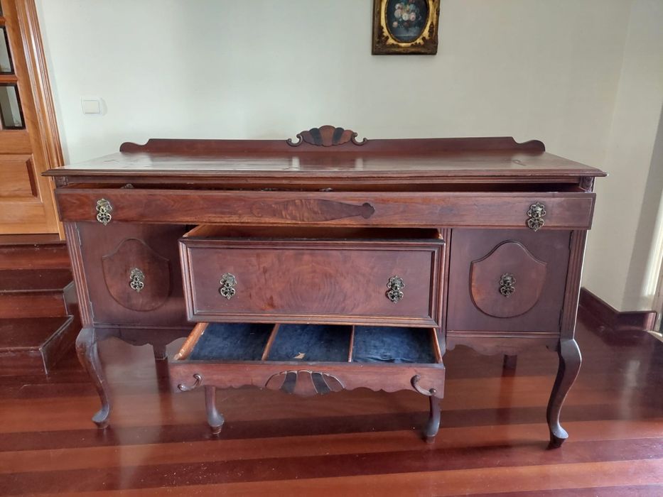 Móvel aparador de sala estilo Queen Anne