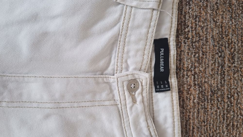 Białe męskie  szerokie spodnie pull bear M
