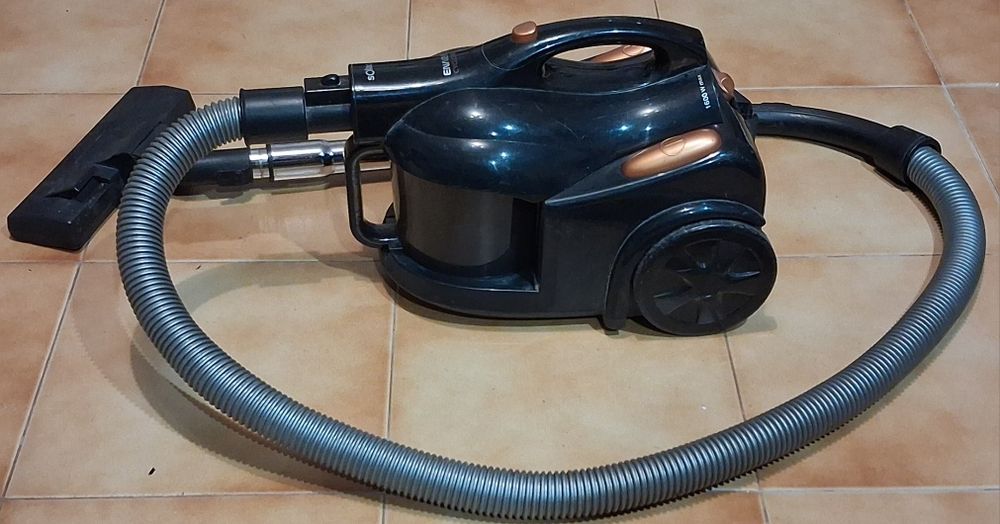 Aspirador sem saco de 1600 Watts