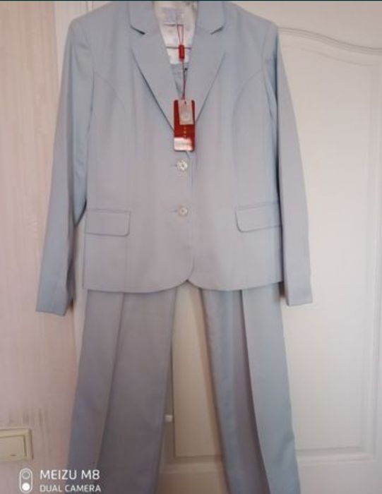 Жіночі брючні костюми Castro.