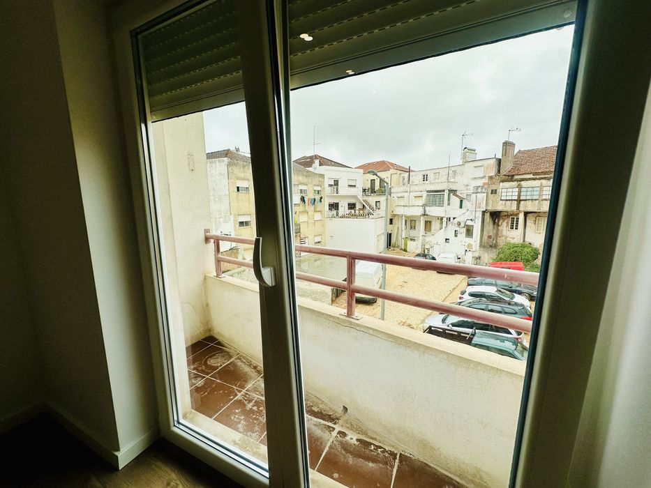 Arrendo T2 REMODELADO c/ garagem centro Cadaval