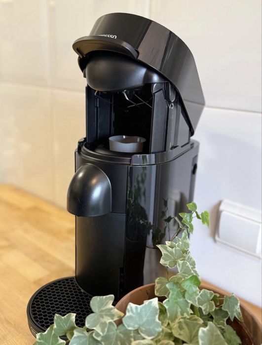 Máquina de Café Nespresso Vertuo Plus - Como NOVA