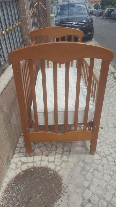 Cama em madeira e colchão para  Bebês