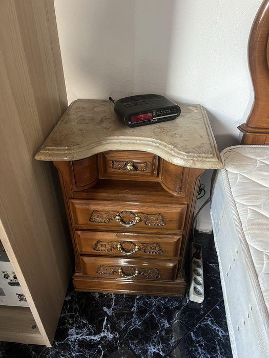 Cama de casal madeira maciça com comoda e mesinha de cabeceiras