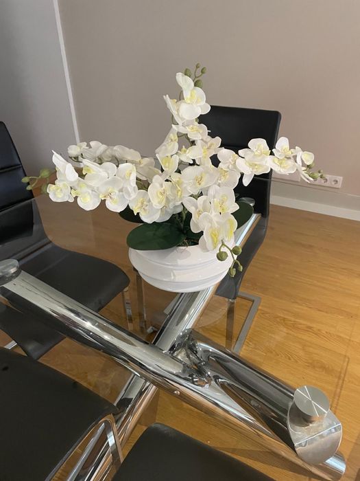 Mesa de jantar de vidro com pés em cromado